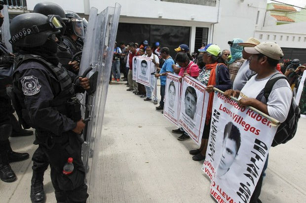 Elementos del Ejército mexicano y de la policía estatal custodian las instalaciones del INE en Chilpancingo ante el arribo de maestros de la Ceteg y padres de los normalistas desaparecidos. Foto: La Jornada