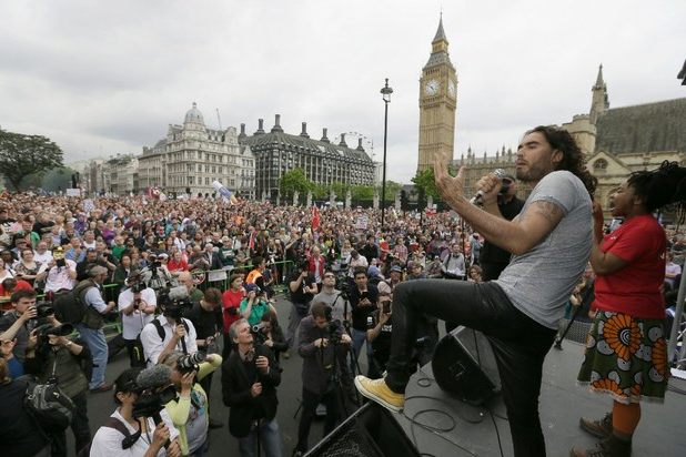Decenas de miles de manifestantes contra la austeridad se congregaron frente al Parlamento británico para protestar contra los planes del gobierno. En la imagen, el comediante Russell Brand. Foto Ap