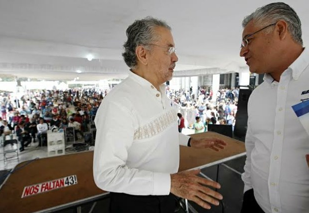 El Rector de la UACM, Hugo Aboites y du homólogo de la Universidad Autónoma del Estado de Morelos, Jesus Alejandro Vera durante su participación en la jornada de 43 horas por los estudiantes desaparecidos en Ayotzinapa realizada en Bellas Artes. Foto: La Jornada