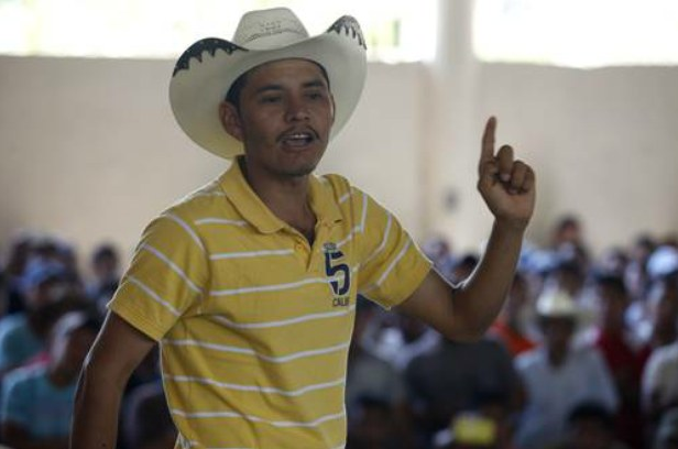 El líder de autodefensas Semeí Verdía durante una asamblea en la comunidad nahua de Ostula, en imagen de febrero pasado. Foto: La Jornada