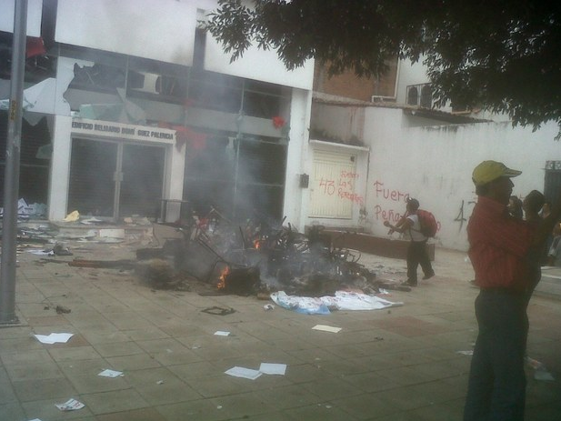 Los mayores destrozos fueron realizados en las oficinas del PRI, ubicadas en el centro de la capital. Foto: La Jornada