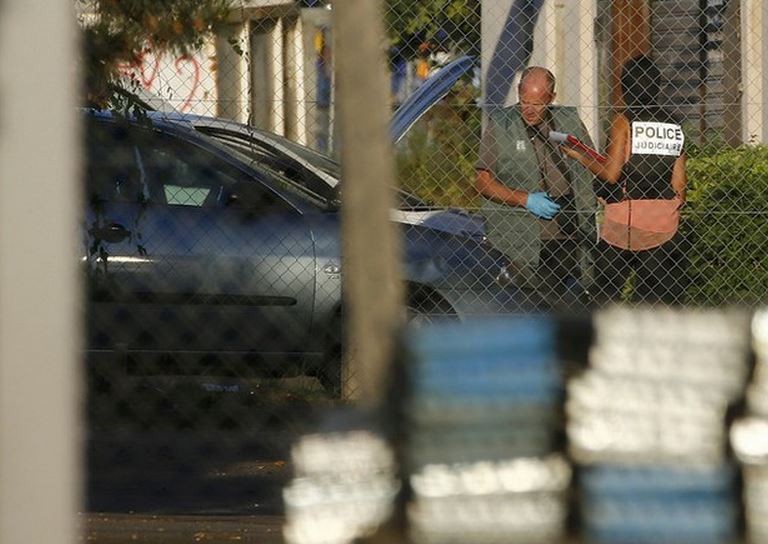 Policías inspeccionan un automóvil que se encuentra en el exterior de la fábrica química en donde ocurrió un atentado en Lyon, Francia. Foto Reuters