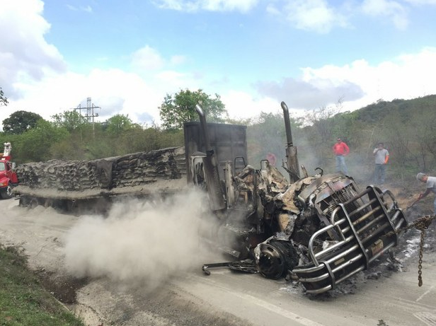 Personas encapuchadas y armadas con pistolas incendiaron una camioneta y un tráiler que transportaba cemento esta madrugada, en el tramo carretero Tixtla-Chilapa. Foto: La Jornada