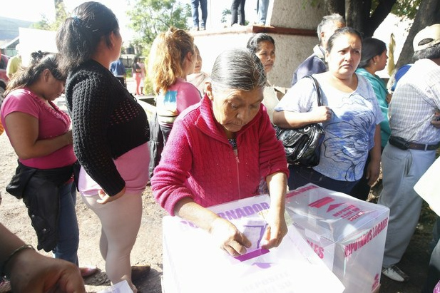 Votación en una casilla de Tixtla durante la mañana de este domingo. Foto: La Jornada