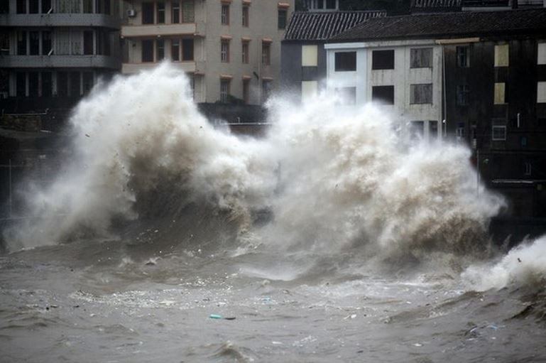 Una fuerte ola, provocada por el tifón Chan-Hom, rompe en la provincia china de Zhejiang. Foto Ap