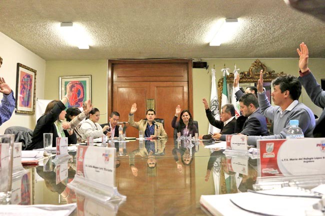 El cabildo capitalino aprobó por unanimidad las obras correspondientes al Fondo de Contingencia Económica para la inversión B, 2015, FAIP, y el PMO 2015 ■ foto: La Jornada Zacatecas