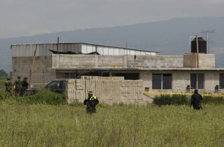 Elementos del Ejército matienen custodiada la construcción que daba salida al túnel por donde escapó Joaquín Guzmán. Foto: Víctor Camacho