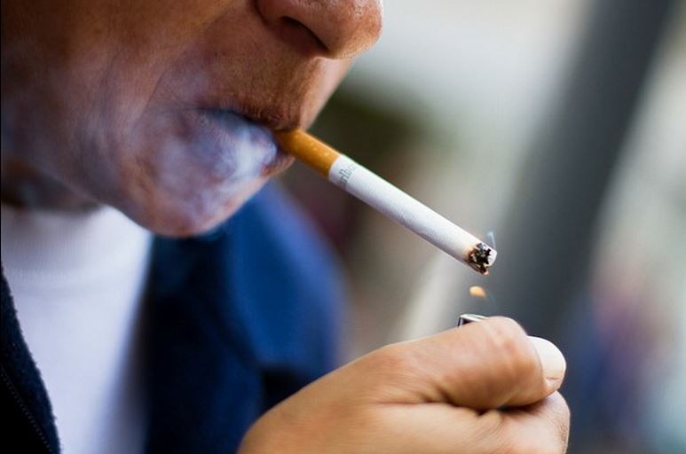 Científicos descubrieron que el hábito de fumar influye en el desarrollo de la enfermedad y en que esta se presente a una edad más temprana. Foto Notimex