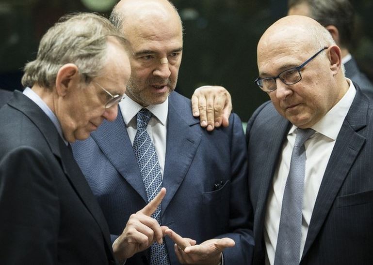 El comisionado europeo para Asuntos Económicos y Financieros, Pierre Moscovici, el ministro de Economía y Finanzas de Italia, Pier Carlo Padoan y el ministro de Economía e Industria de Francia, Michel Sapin, en la sede de la Unión Europea en Bruselas. Foto Xinhua