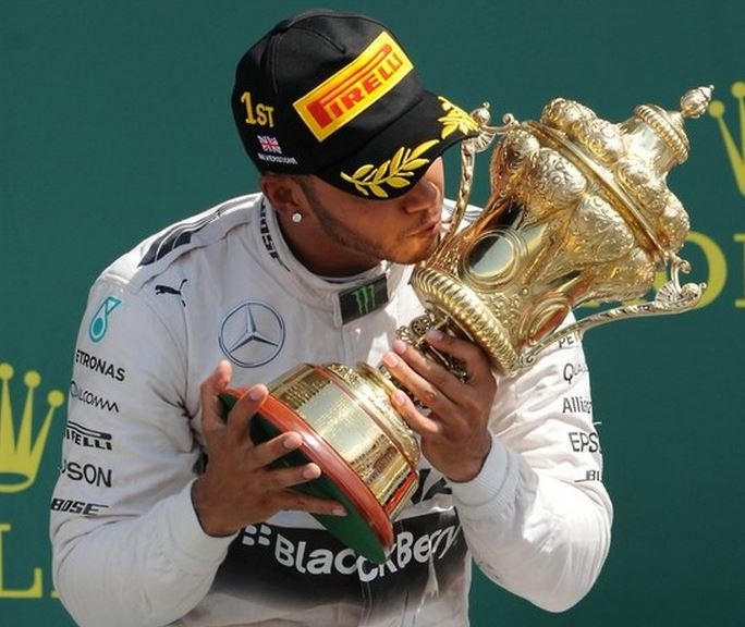 Hamilton celebra su triunfo en el Gran Premio de Inglaterra Foto: AP