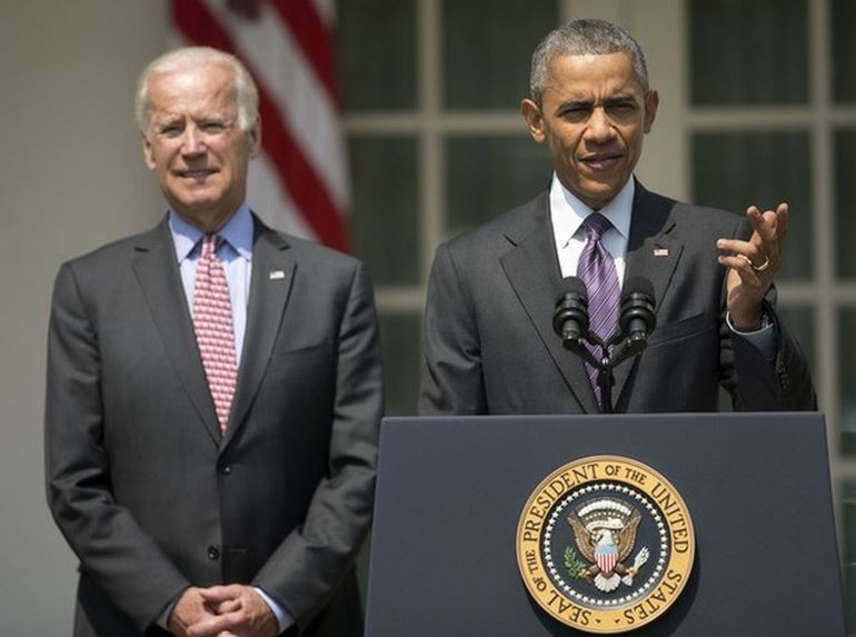 El presidente Barack Obama, pidió al Congreso levantar el embargo a Cuba, durante un discurso en el Jardín de la Rosa de la Casa Blanca, acompañado por el vicepresidente, Joe Biden. Foto Ap