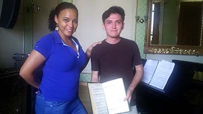 La mezzosoprano Sonanye Caignet y  el pianista Sergio Guillermo Ruiz muestran partituras sobre las que trabajaron para proponer Orfeo. La reconstrucción de un mito ■ FOTO: ALMA RÍOS
