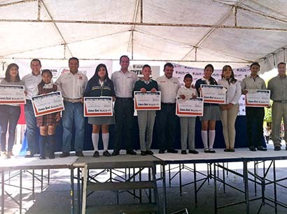 En esta ocasión se apoyó con 2 mil pesos por beca a 210 alumnos de primaria y con otros montos para estudiantes de secundaria, de preparatoria y universitarios ■ FOTO: LA JORNADA ZACATECAS