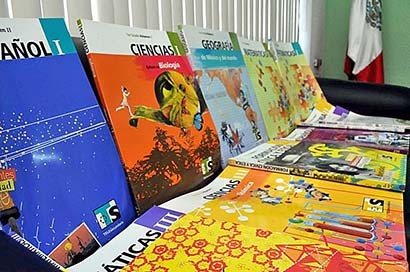 Del 16 de febrero al 20 de marzo, profesores y profesoras de nivel secundaria seleccionaron los libros vía Internet ■ FOTO: LA JORNADA ZACATECAS