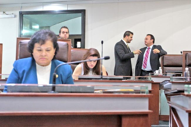 En primer plano, la diputada presidenta de la CRICP María Elena Nava Martínez durante una sesión del Congreso del Estado ■ foto: ernesto moreno