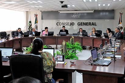 Sesión del Consejo General realizada este miércoles. Se anuncian sanciones para observaciones no cumplidas ■ FOTO: LA JORNADA ZACATECAS