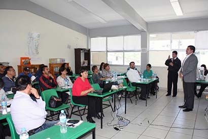 Docentes de la Sección 58 del SNTE escucharon al director del instituto ■ FOTO: LA JORNADA ZACATECAS