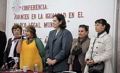 María de los Ángeles Corte (centro), consultora internacional de derechos humanos para las mujeres ■ FOTO: ERNESTO MORENO
