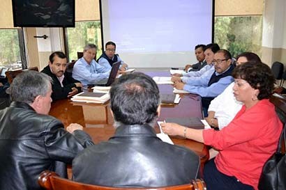 El titular del IZEA convocó a su equipo de trabajo a realizar una evaluación y análisis de los diferentes proyectos educativos ■ FOTO: LA JORNADA ZACATECAS