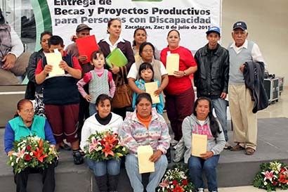 Evento en el que se otorgaron beneficios para este sector vulnerable de la sociedad ■ foto: rafael de santiago