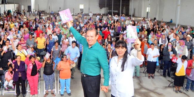 Pedro de León prosigue su trabajo de promoción de su texto, Podemos Lograr Más ■ foto: La Jornada Zacatecas