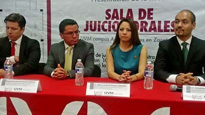Aspecto de la capacitación que profesionales del Derecho reciben sobre la nueva forma de aplicar la justicia en la entidad ■ FOTO: martín catalán