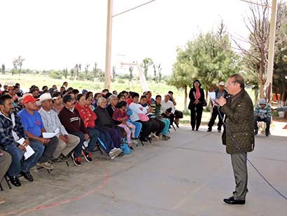 Pedro de León, en el uso de la voz ante productores de Guadalupe ■ FOTO: LA JORNADA ZACATECAS