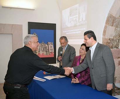 El gobernador entregó reconocimientos a participantes del coloquio ■ FOTO: LA JORNADA ZACATECAS