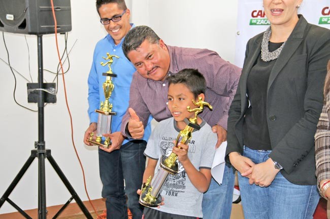 Entrega de premios para campeones del torneo de futbol, dentro de la clausura de cursos ■ FOTO: LA JORNADA ZACATECAS