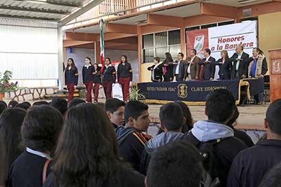El presidente municipal durante la ceremonia ante alumnos y personal docente ■ FOTO: LA JORNADA ZACATECAS