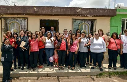 El alcalde entregó reconocimientos por 50 horas de capacitación a las 25 mujeres beneficiadas por el programa ■ FOTO: LA JORNADA ZACATECAS