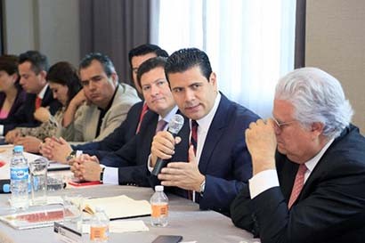 Tras una evaluación de los proyectos del Consejo Estatal de Desarrollo Económico, en su primera reunión del 2015, este organismo acordó respaldar a Gobierno del Estado en la creación de más empleos y un mayor desarrollo. Durante la sesión el consejo, a través de su presidente, Manuel Fernando Sescosse Varela, informó al gobernador Miguel Alonso Reyes (al micrófono) sobre el estatus de los proyectos que actualmente desarrollan ■ Foto: La Jornada Zacatecas