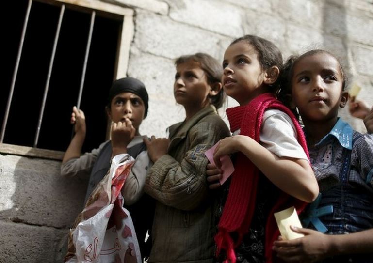 Niñas esperan sus raciones de comida en un centro de asistencia alimentaria en Saná, la capital de Yemen. Foto Reuters