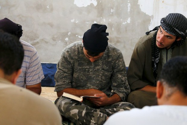 Rebeldes del movimiento islámico Al-Sham toman lecciones del Corán en Idlib. Foto Reuters