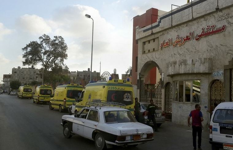 Ambulancias esperan frente al hospital internacional Arish, al norte del Sinaí, en Egipto, tras numerosos ataques del EI en sitios militares. Foto Ap