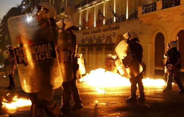 La policía repelió con gases lacrimógenos a jóvenes que protestaban contra la austeridad frente al Parlamento en Atenas. Foto Reuters