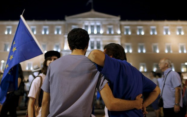 Manifestantes pro europeos clamaron permanecer en la zona euro este jueves, frente al Parlamento en Atenas. Foto Reuters