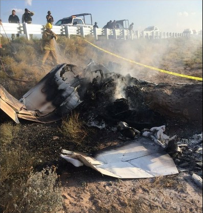La aeronave se estrelló a un costado de la autopista Torreón-Saltillo y se incendió. Foto: La Jornada