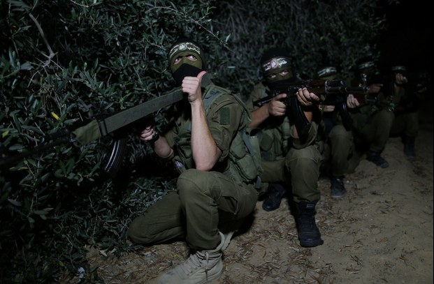 Brigadas Ezzedine Al-Qassam, ala armada del movimiento Hamas, participan en su entrenamiento en la franja de Gaza, el 3 de julio de 2015. Foto Xinhua