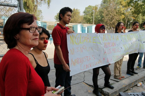 Aspecto de una protesta afuera del reclusorio Norte. La primera de izquierda a derecha es Carmen Rodríguez, madre de Bryan Reyes. Foto: La Jornada