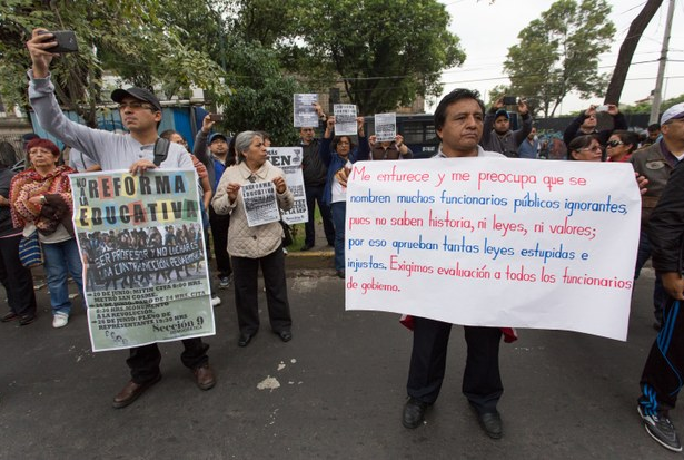 Maestros de la sección 9 de la CNTE protestan durante la realización de la evaluación a docente en el DF. Foto: La Jornada