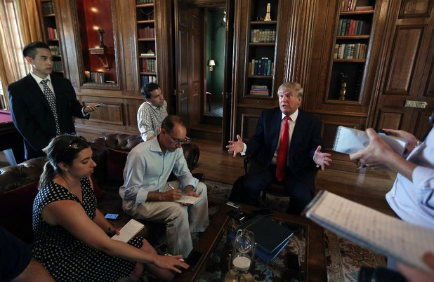 Donald Trump en una entrevista colectiva realizada en una propiedad del empresario ubicada en Charlottesville. Foto: AP