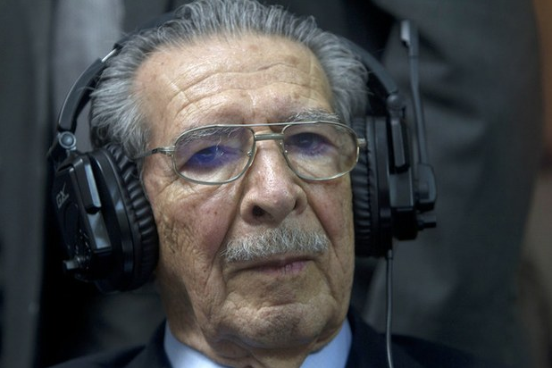 En imagen de mayo de 2013, el ex dictador Efraín Ríos Montt escucha el veredicto en el juicio que se le sigue por genocidio en Guatemala. Foto Ap