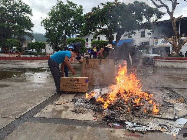 Queman paquetería electoral en Guerrero, el 07 de junio de 2015. Foto: La Jornada