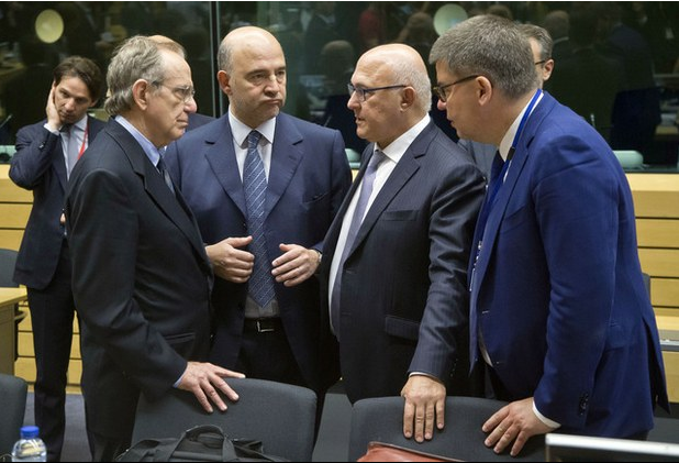 Ministros de Finanzas de la zona euro dijeron a su par griego que Atenas debe ir más allá de la serie de propuestas de reformas presentada si quiere que abran negociaciones sobre un rescate. Foto Ap