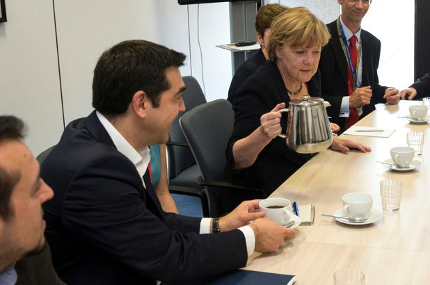 El primer ministro griego, Alexis Tsipras, y la canciller alemana, Angela Merkel, durante la reunión extraordinaria de jefes de Estado y de gobierno del Eurogrupo, hoy en Bruselas. Foto Ap
