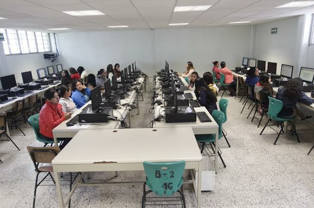 Este sábado presentaron en 29 entidades del país la evaluación al servicio profesional docente. Foto: La Jornada