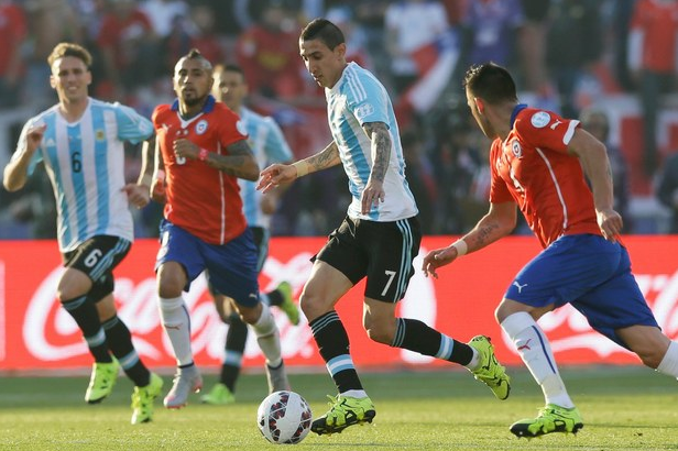 Angel Di María (centro) corre con el balón en medio de jugadores de Chile, durante la final de la Copa América en el Estadio Nacional en Santiago, este sábado. Foto Ap