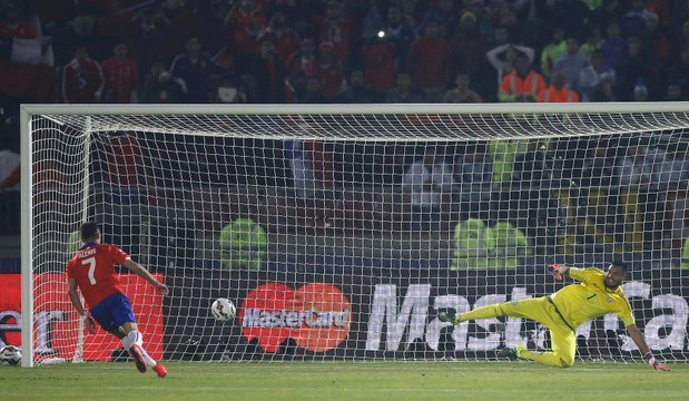 El chileno Alexis Sánchez anota el gol del triunfo durante la tanda de penales que definió la Copa América. Foto Reuters