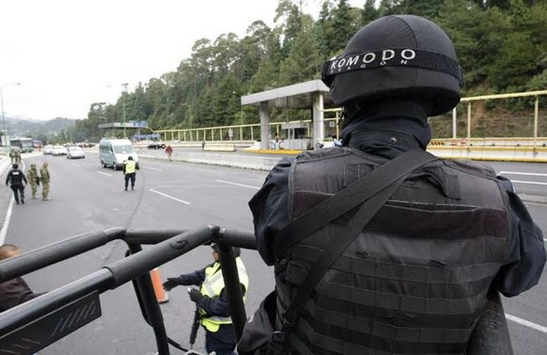 Operativo en los alrededores del penal federal del Altiplano. En la imagen, la autopista México-Toluca. Foto Víctor Camacho